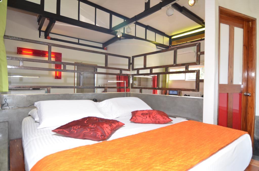 Somewhere Else Boutique Resort Mambajao Rum bild